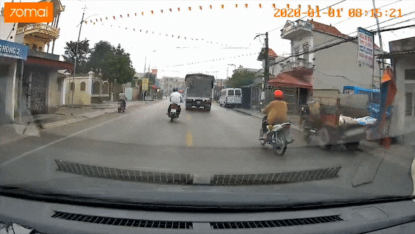 Xe may vuot au roi mat lai suyt va cham voi oto hinh anh