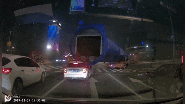 Xe tai cho duong ong khong lo keo le oto tren duong hinh anh