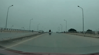 Xe may suyt lao vao dau oto ngay tren cau hinh anh