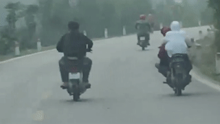 2 thanh nien lien tuc boc dau xe may truoc oto hinh anh