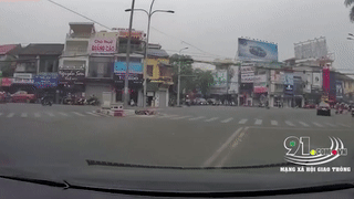 Thanh nien di xe may phong nhanh, tat dau oto hinh anh