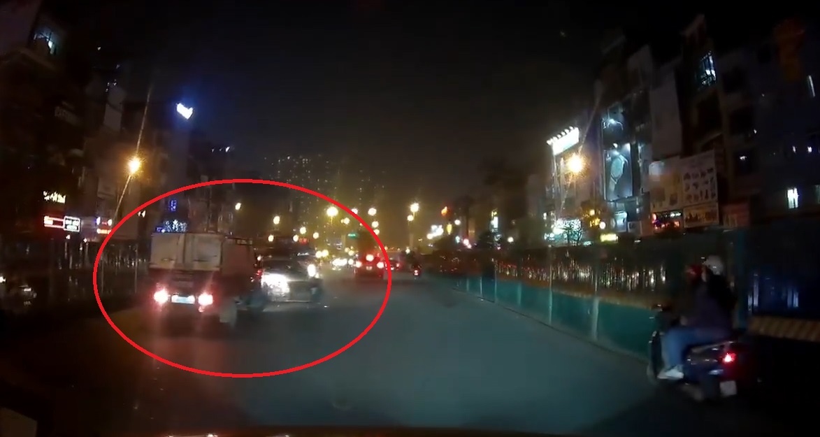 Xe tai dam nat dau oto con giua pho Ha Noi hinh anh