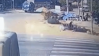 Oto con bi 2 xe tai kep nat khi dung cho den do hinh anh