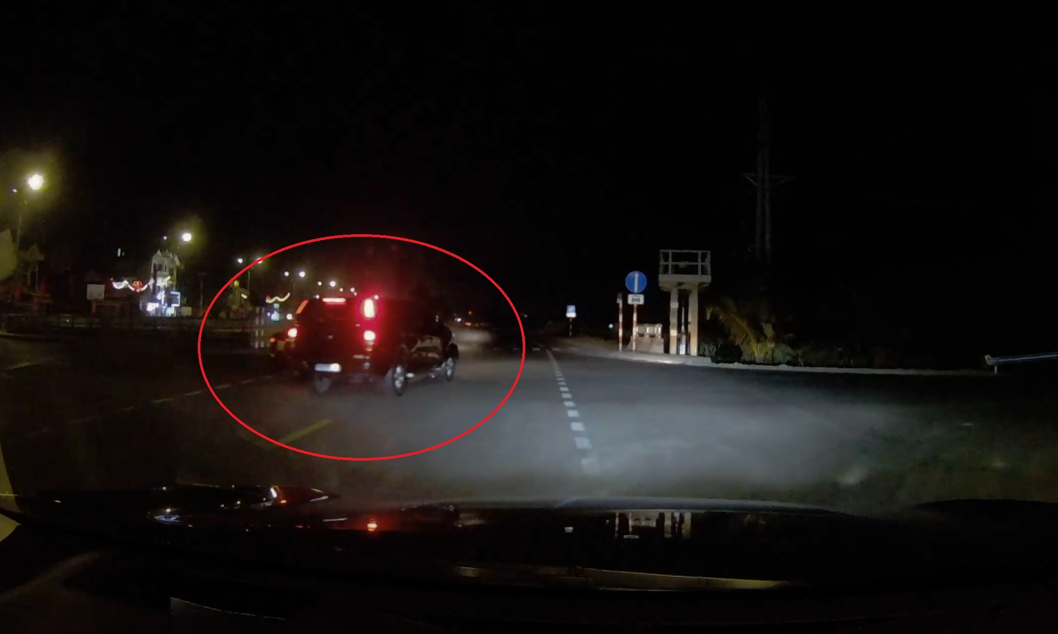 Khong nhuong duong, 2 xe oto dam nhau giua nga tu hinh anh