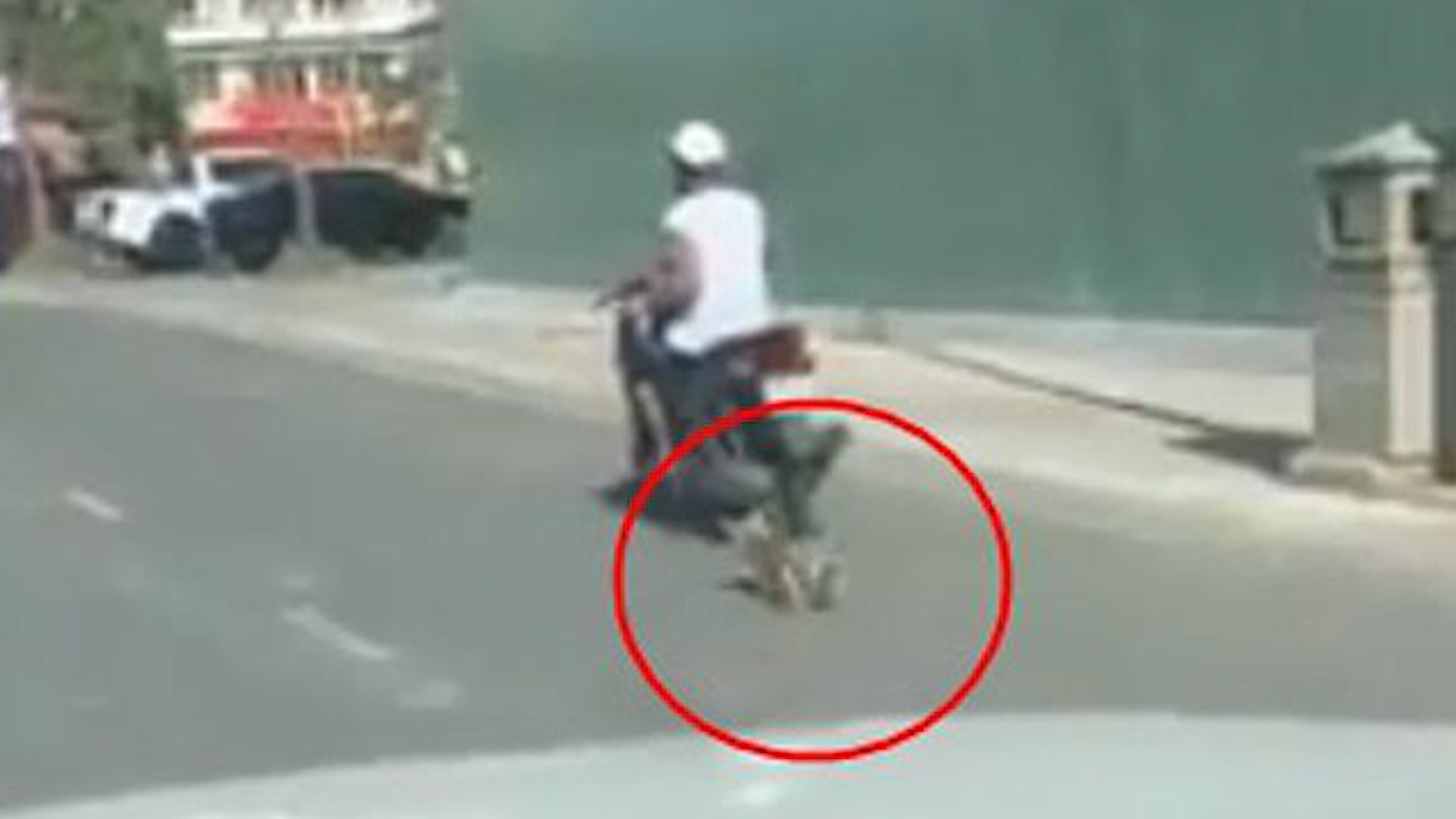 Nguoi dan ong chay xe may keo le chu cho tren duong hinh anh