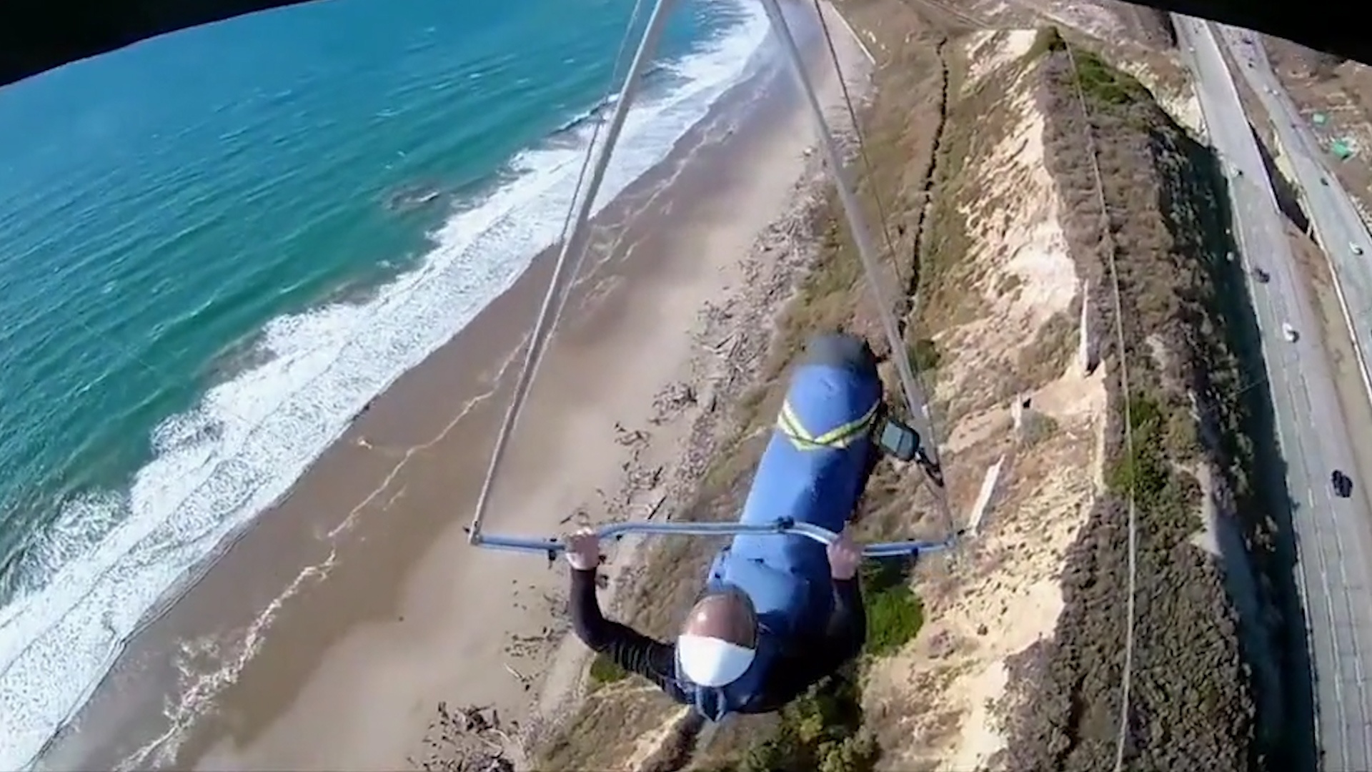 Phi cong tau luon suyt roi do tuot day treo nguoi hinh anh