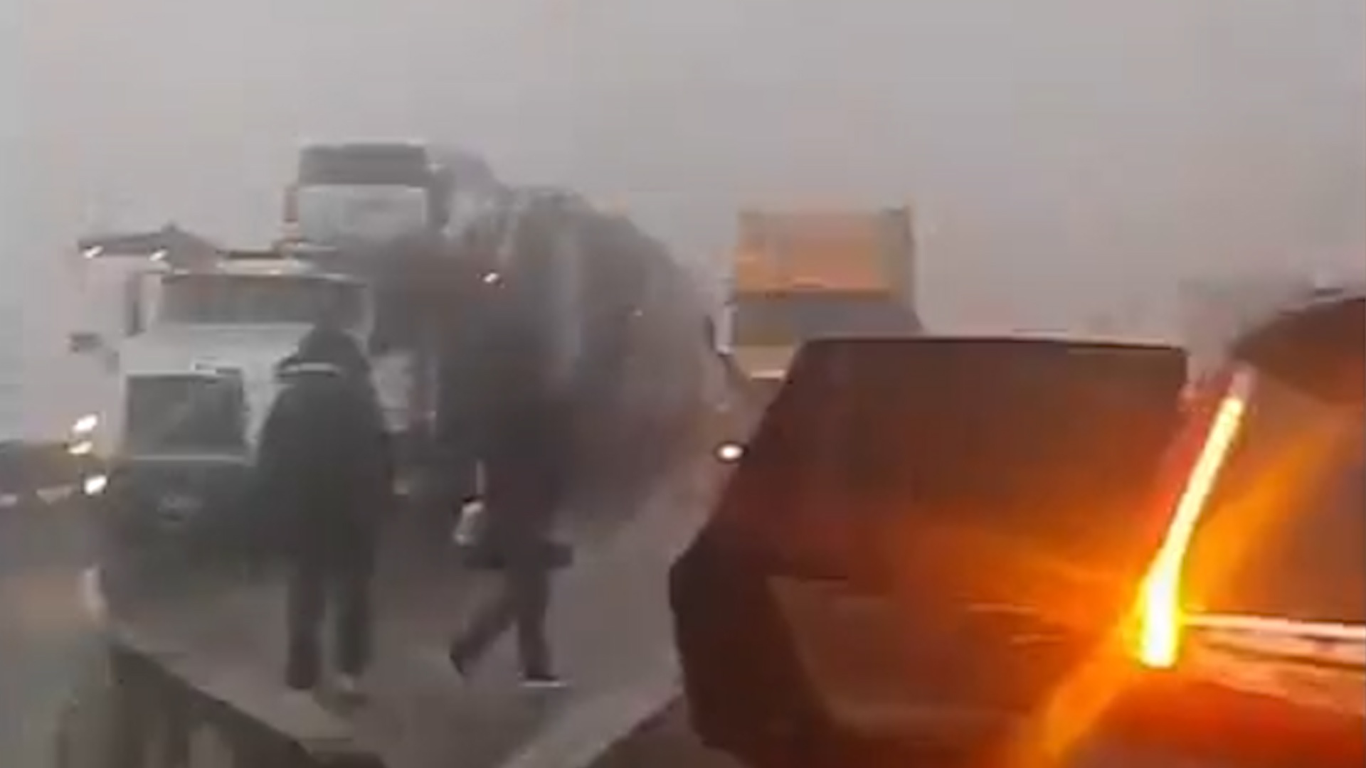 30 phuong tien dung nhau do thoi tiet xau tren cao toc Mexico hinh anh