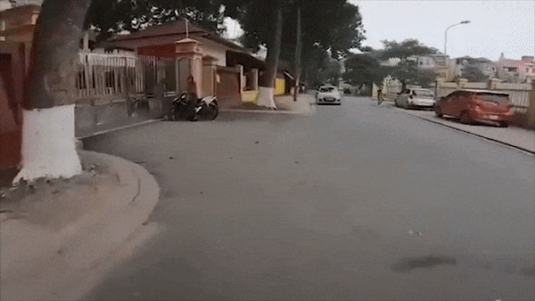 Canh xe phan khoi lon dam vao tuong nhin tu camera gan tren xe hinh anh