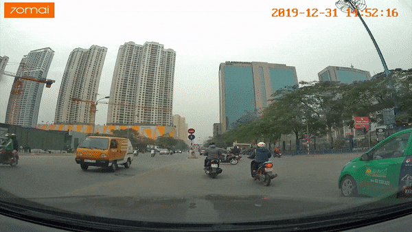 Nguoi dan ong dang sang duong thi phanh gap khien co gai te xe hinh anh