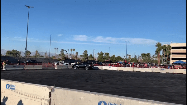 Man drift xe tong vao rao chan hinh anh