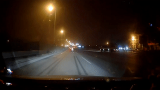 Co gai lao ra duong suyt bi oto dam truc dien hinh anh