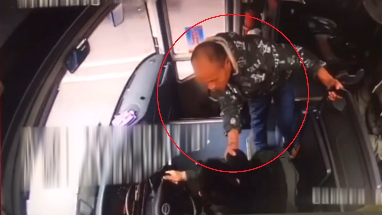 Nguoi dan ong tan cong tai xe xe bus dang chay hinh anh