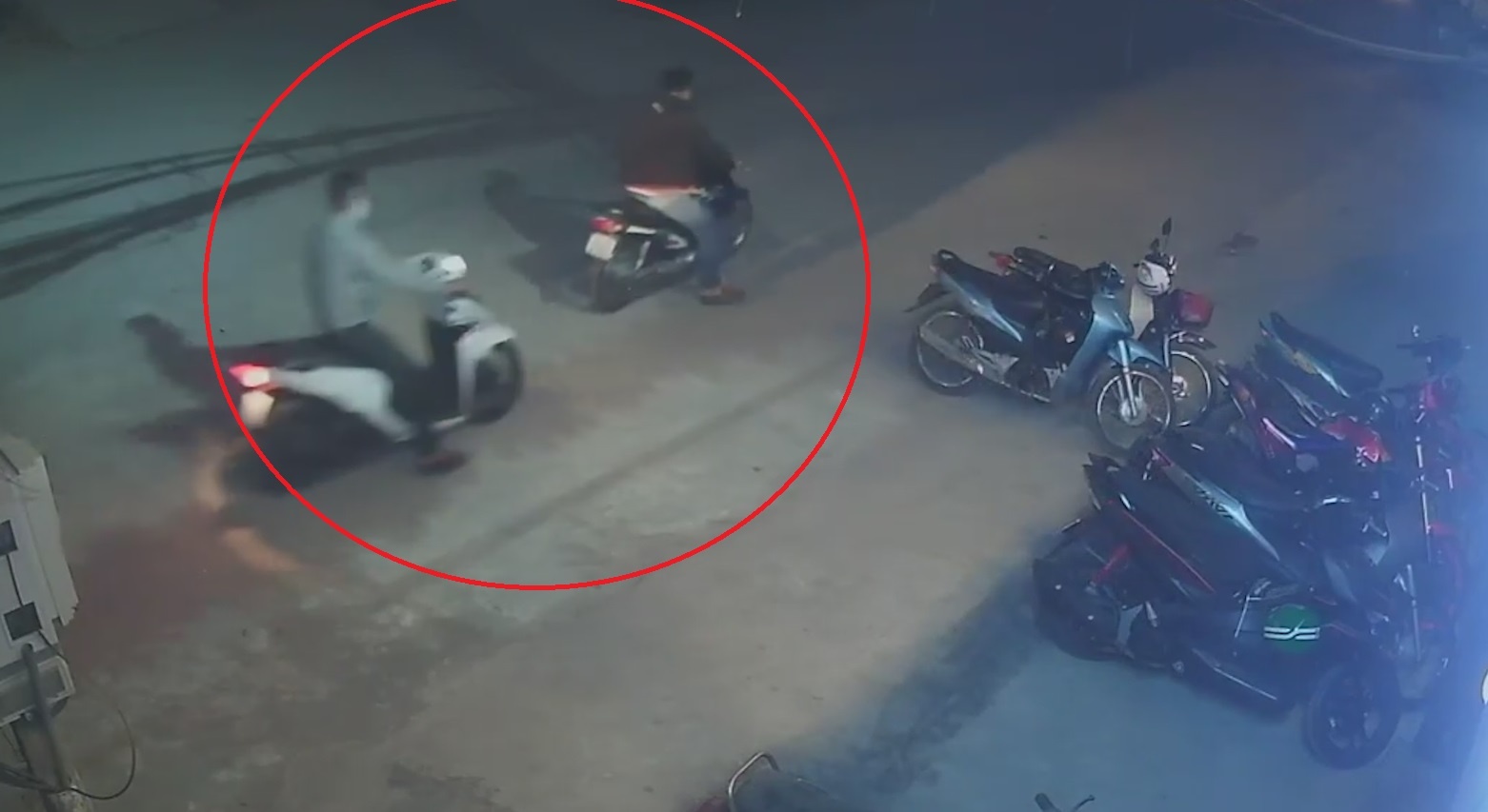 Ke gian trom xe may roi cung dong bon dung chan day di o Ha Noi hinh anh