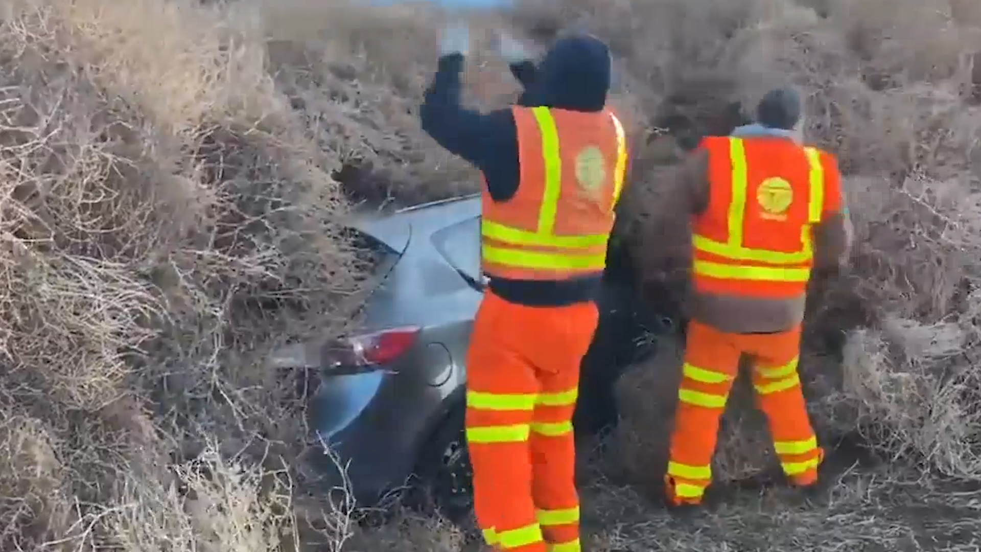 Nhieu phuong tien mac ket trong co kho vi gio loc hinh anh