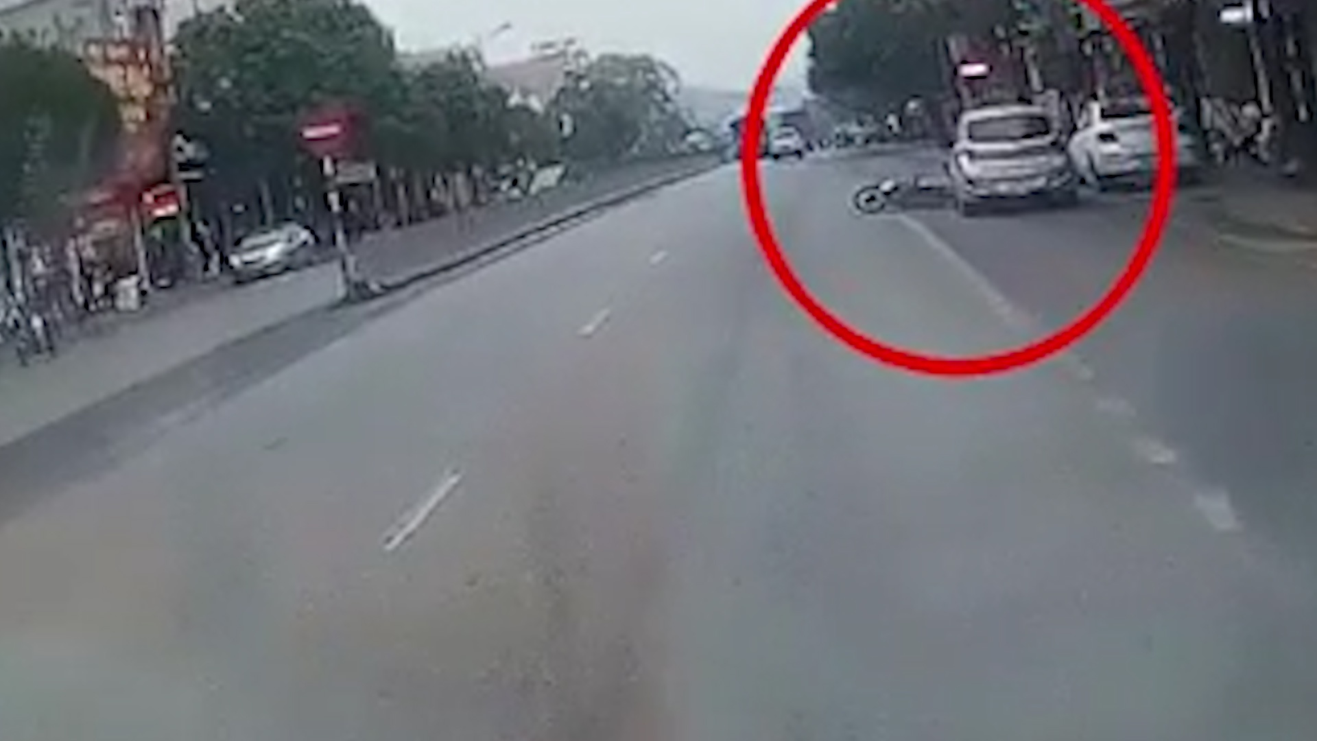 Oto nhap lan au can qua nguoi di xe may hinh anh