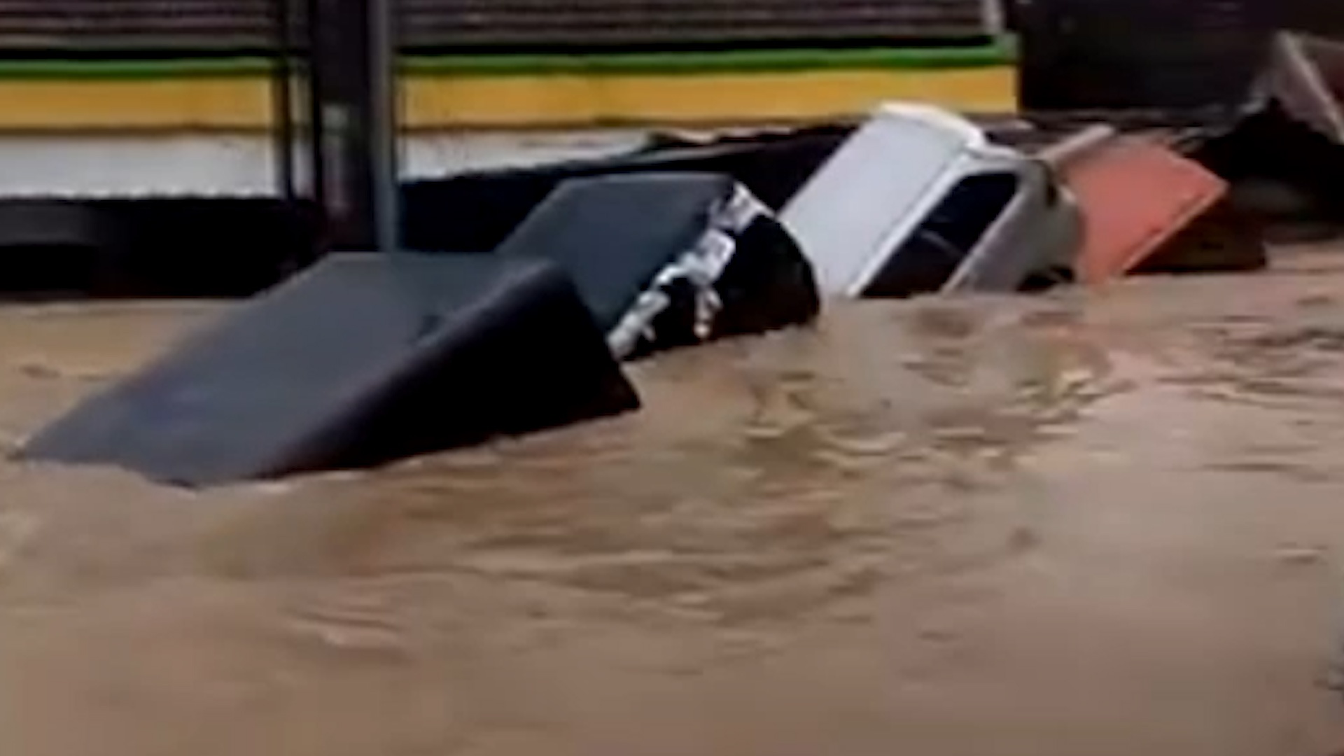 Hang loat oto bi cuon troi trong tran lu bat ngo o Philippines hinh anh