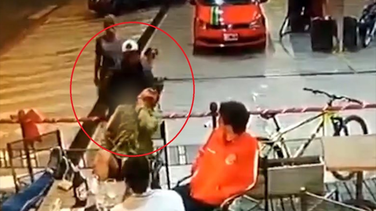 Ten cuop vung dao tran lot chang trai ngoi uong nuoc ben duong hinh anh