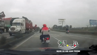 Nguoi phu nu nhay khoi xe may khi nghe tieng oto phanh phia sau hinh anh