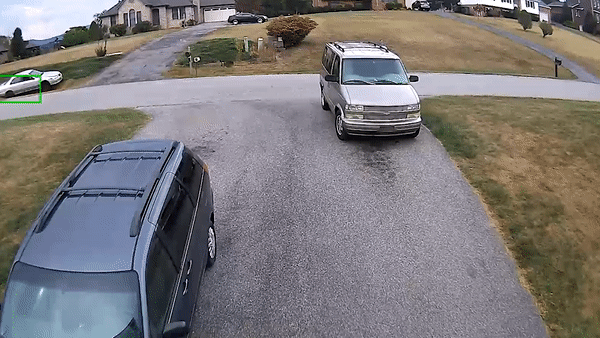 Oto mat lai lao len co, tong bay hom thu truoc nha nguoi dan hinh anh