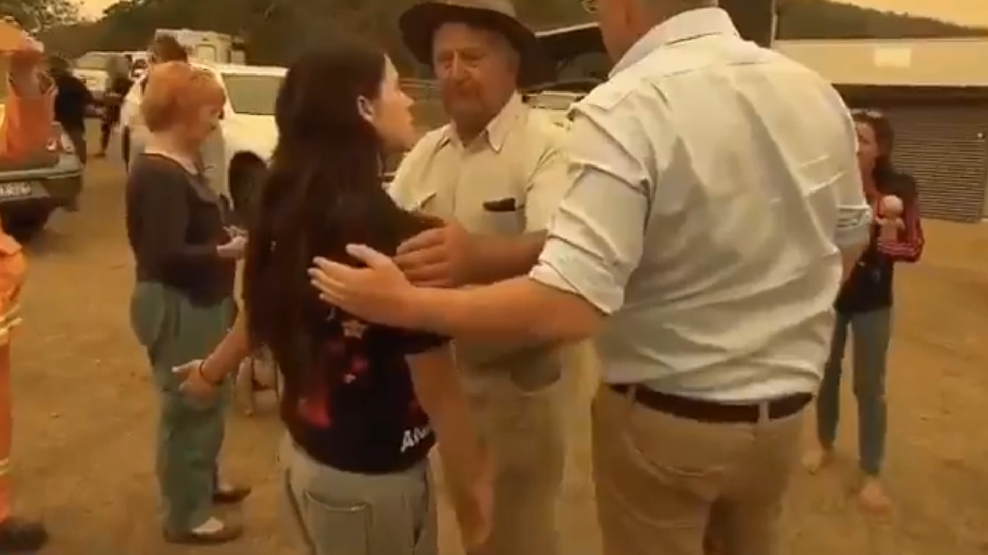 Nguoi phu nu mien cuong bat tay voi Thu tuong Australia sau dam chay hinh anh