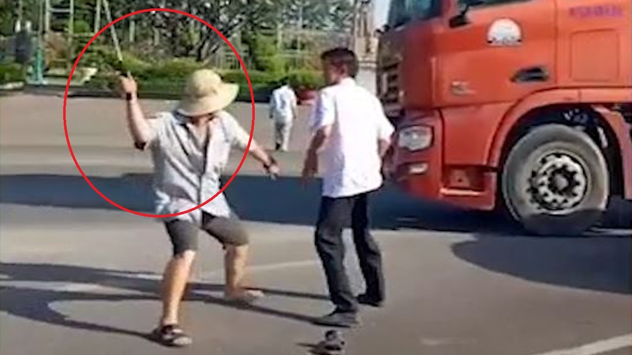 Hai tai xe danh nhau giua duong vi va cham giao thong hinh anh