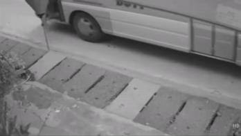 Xe buyt chay au khien hanh khach nga xuong duong hinh anh