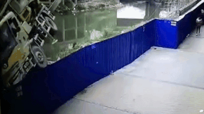 Tai xe nhay khoi xe can cau lat xuong song hinh anh