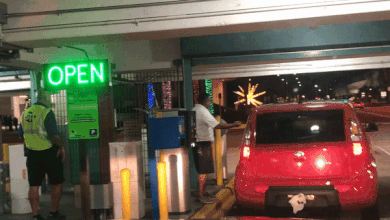 Tai xe oto tang ga tong gay thanh chan khi ra khoi nha gui xe hinh anh