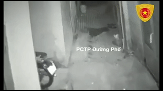 Thanh nien mac ao tai xe cong nghe di trom xe hinh anh