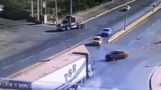 Lao sang duong bat chap, oto gay tai nan lien hoan hinh anh