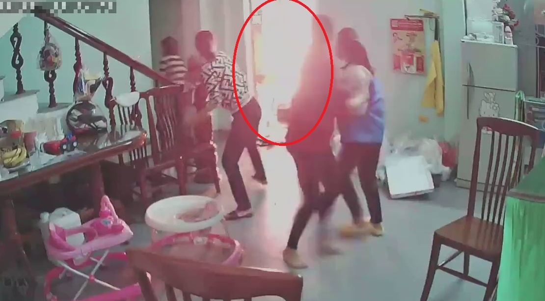 Dam dong bo chay tan loan khi binh gas ben lua boc chay hinh anh