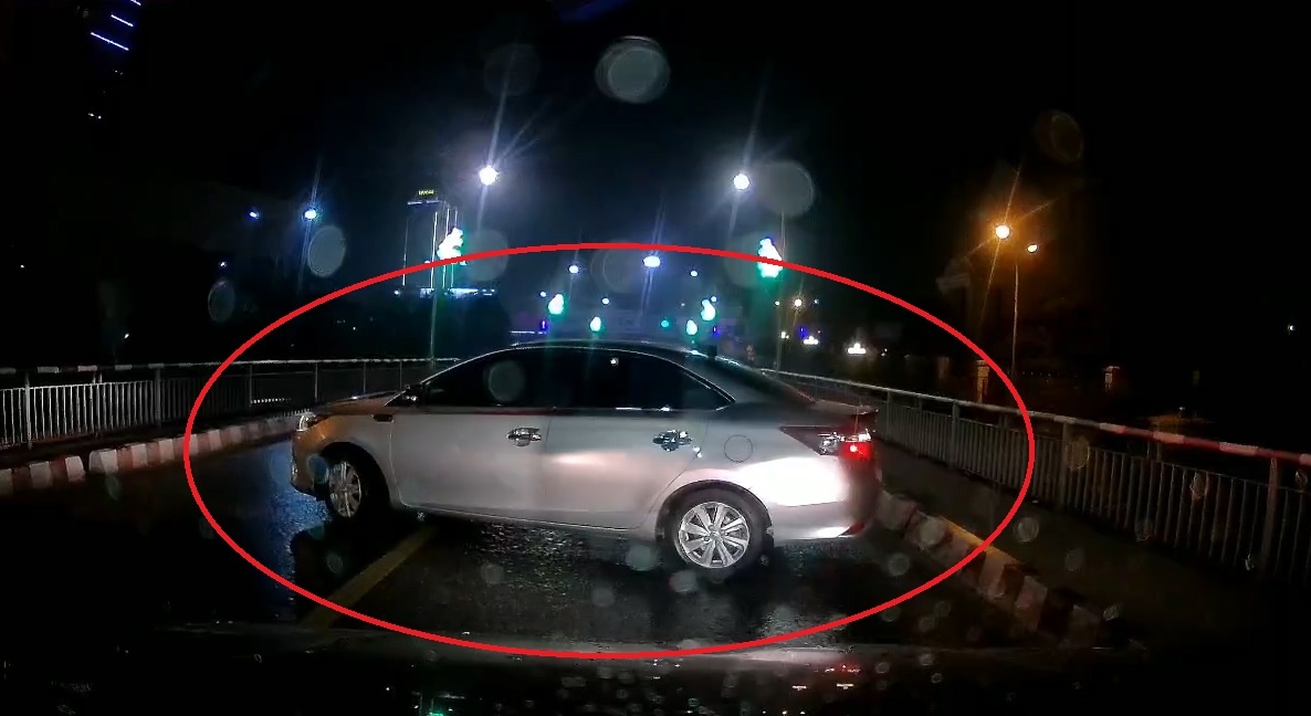 Tai xe oto, xe may quay dau bo chay khi nhin thay CSGT hinh anh