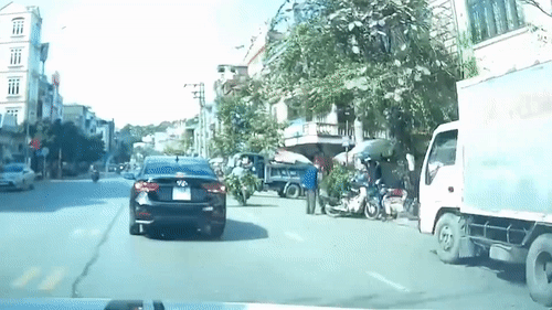 Tai xe xe may suyt chet khi nga truoc dau 2 oto hinh anh