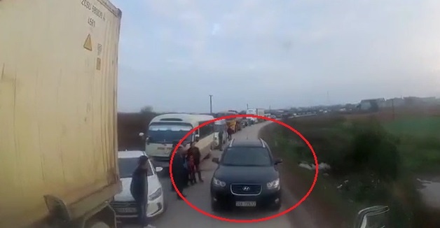 Container ep oto di nguoc chieu lui hang tram met hinh anh