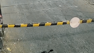 Xe may dam thang vao thanh chan vi co gang bang qua duong sat hinh anh