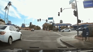 Oto vuot den do dam thang vao xe canh sat hinh anh