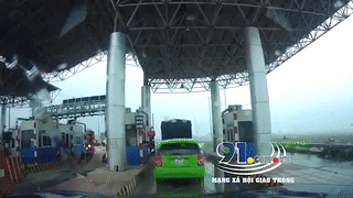 Bam sat duoi xe tai, oto tron tram thu phi hinh anh