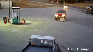 Vao cua toc do cao, oto ui trung tang da ben duong hinh anh