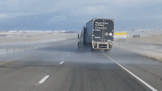 Gio lon khien container mat lai dam vao dai phan cach hinh anh