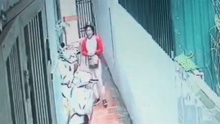 Nguoi phu nu lay trom dien thoai de quen tren xe may hinh anh