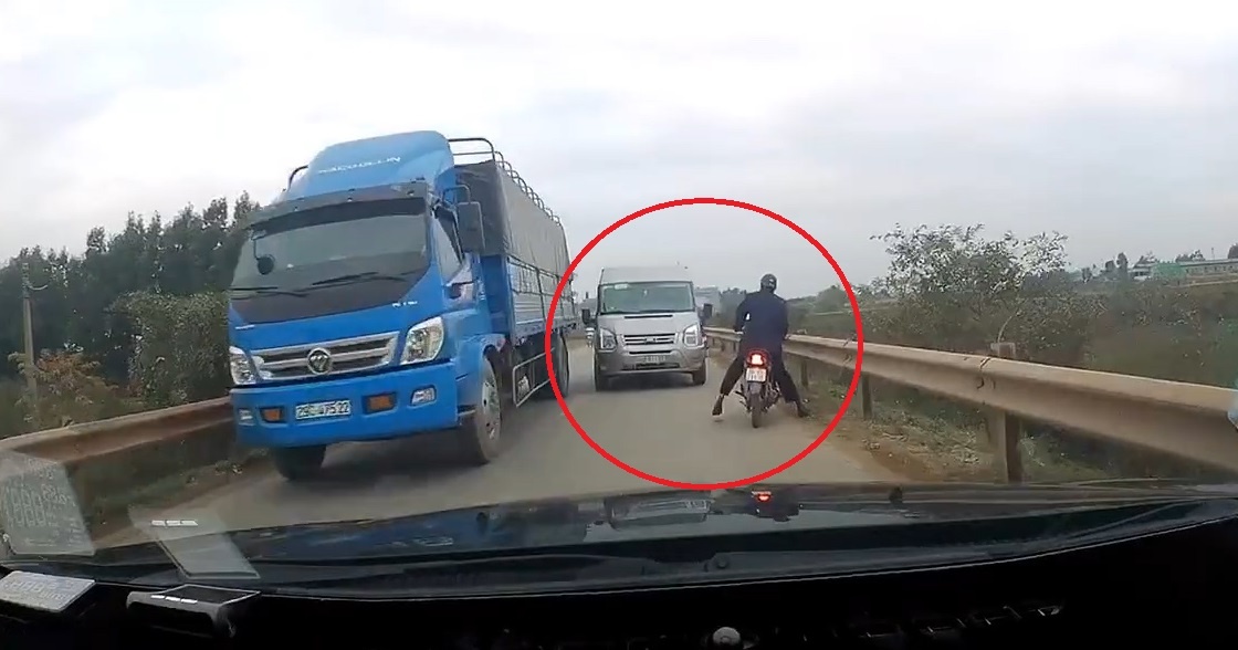 Oto vuot au suyt gay tai nan cho xe khac hinh anh