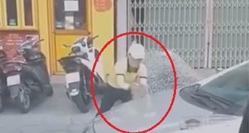 Cam da dap oto vi tranh gianh khach hinh anh