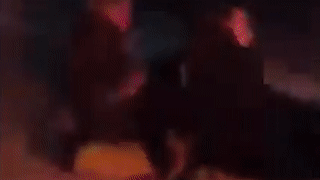 Hai thanh nien tu nan vi cho oto keo tren duong hinh anh