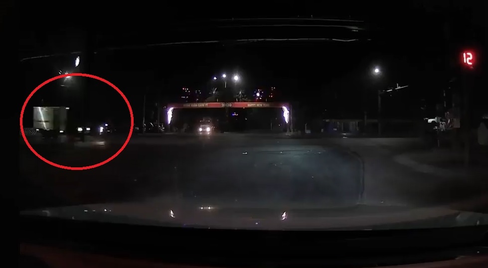 Xe may vuot den do bi xe tai dam trung hinh anh