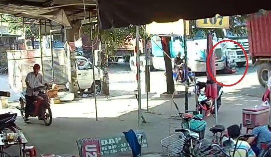 Cu ong di xe dap dien suyt chet khi di vao diem mu cua xe container hinh anh