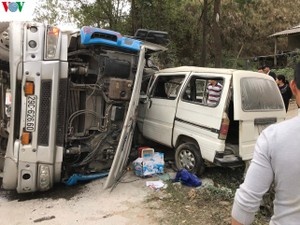 Xe dau keo no lop lat nghieng tren duong, de len oto khac hinh anh