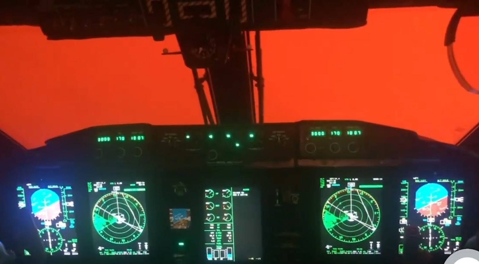 May bay cua Khong quan Australia giua 'bien lua' chay rung hinh anh