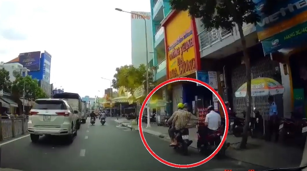 Bi cuop dien thoai giua duong hinh anh