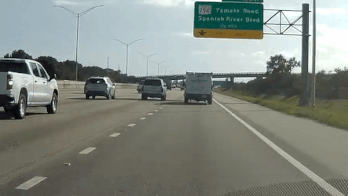 Oto lam roi thang khi dang chay tren cao toc hinh anh