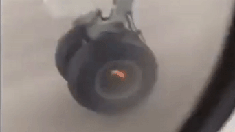 Hanh khach ta hoa khi nhin ra cua so thay may bay rot banh hinh anh